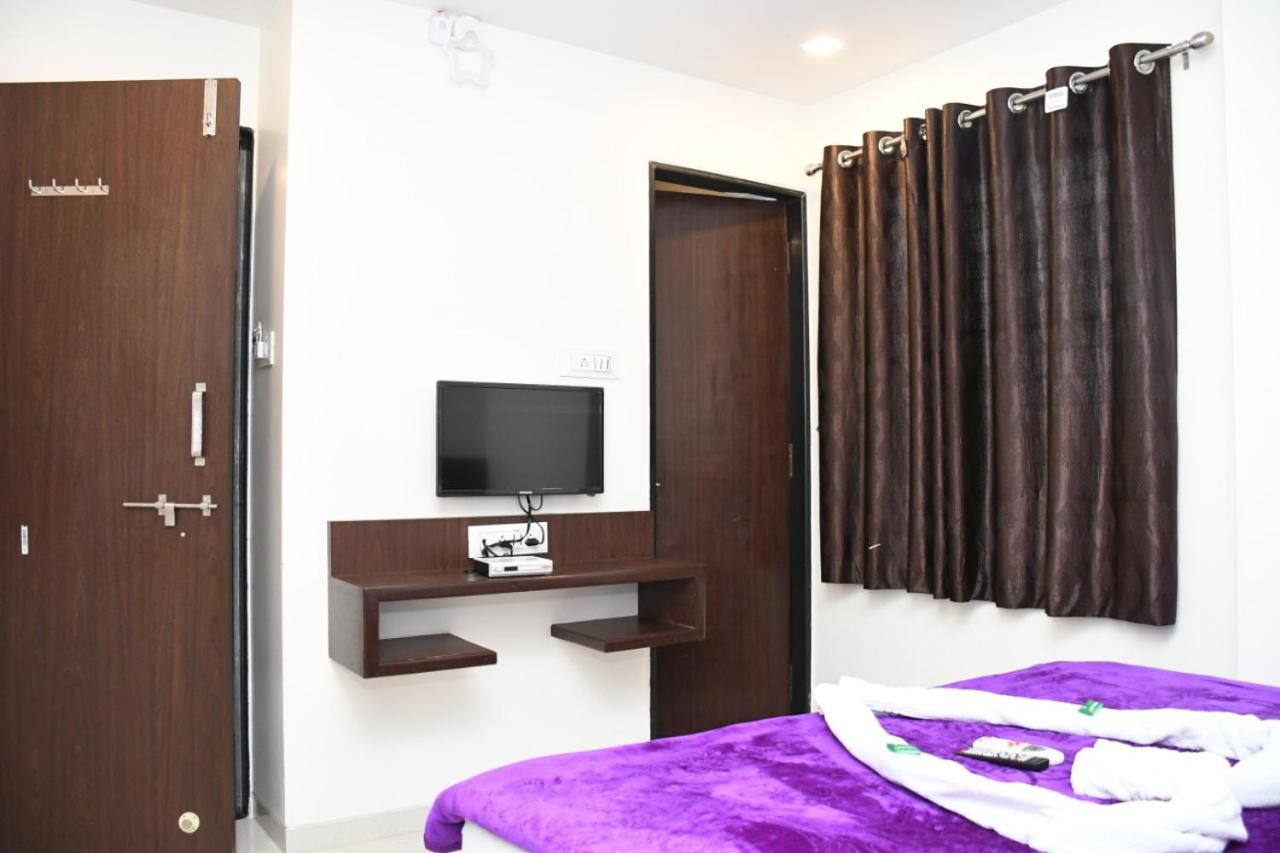 Hotel Sai Shatabdi Shirdi Bagian luar foto